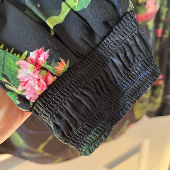 Stunning Aritzia’s Babaton floral top - Picture 6 of 8